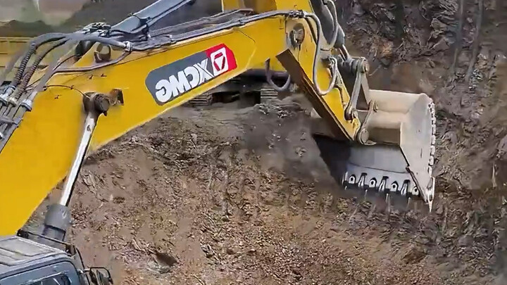 Watch How an Excavator Works!