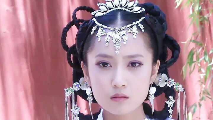 สาวใช้เหิมใจเพราะความงามคิดว่าจะได้รับพระเมตตา ทว่าองค์ฮองเฮาในชุดขาวกลับงดงามยิ่งกว่า จนในสายพระเนต