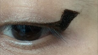 Who is drawing this kind of kitten eyeliner?