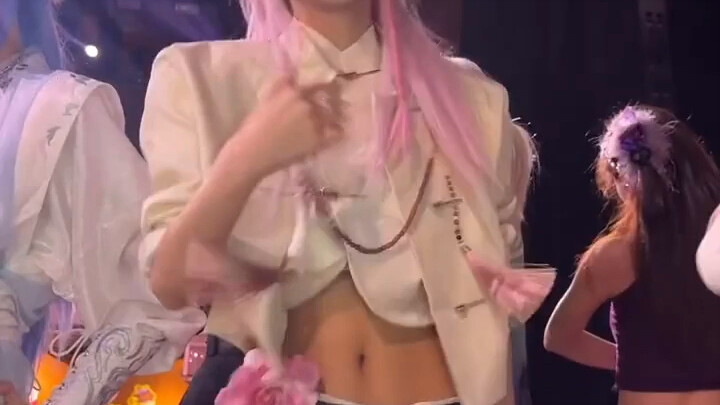 Ngay cái nhìn đầu tiên đã thấy phần eo quá xuất sắc!