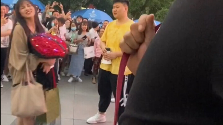 道德绑架式表白完整后续，还好美女最后把花放地上逃掉了！！！
