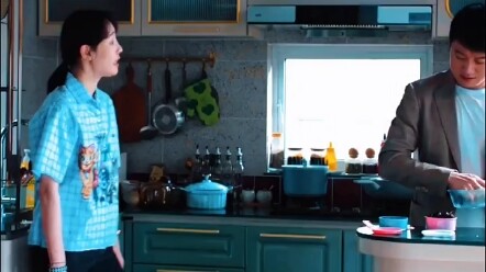 أب يعتني بالطفل، المهم أن يبقى حياً — أحياناً ينسى الطفل تماماً ويبتعد عنه كثيراً!