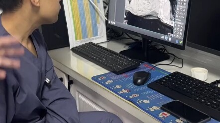 Karena makan satu kaleng makanan milikku, kucing tiga warna berkaki pendek yang selalu menempel pada