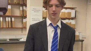 七个男生围成圆圈，合唱歌曲《Goodnight Sweetheart Goodnight》