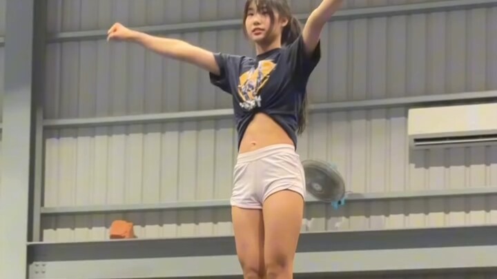 تدريب مهارات فتيات التشجيع