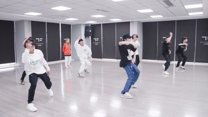 New dance practice video of a ninth-grader leaks, and Su Xinhao exclaims it’s professional.