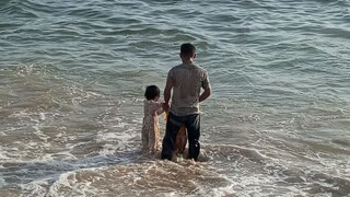 lagi bersama anak anak di pantai.