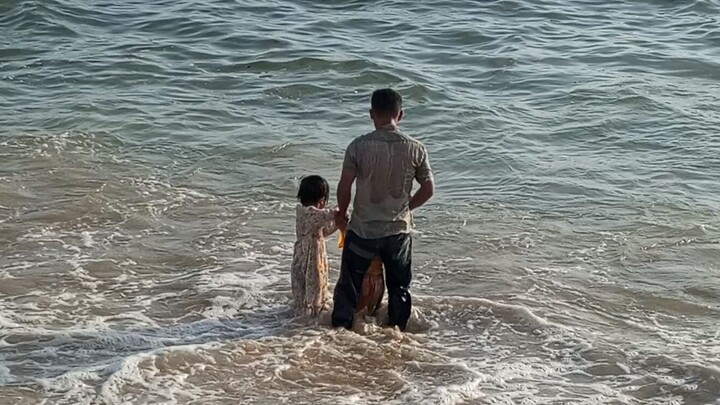 lagi bersama anak anak di pantai.