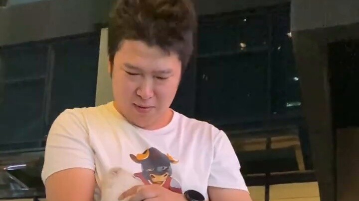 ลูกสุนัขที่ถูกทิ้ง ถูกเจ้าของซุปเปอร์มาร์เก็ตมารับมา