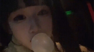 Lén lút ăn một viên kẹo cao su