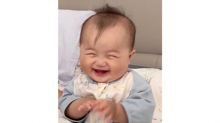 For this one minute, I’ve collected her smile all year long!! Look, she’s really growing up happily!