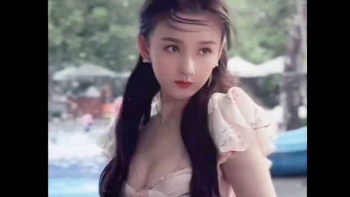 ซ่งจู่เอ๋อร์วัย 21 ปีจะแซ่บขนาดนี้เลยเหรอ? กลางหน้าหนาวใส่เดรสเกาะอก พอกางแขนออก แฟนๆ ก็ฮือฮาทั้งโซเ