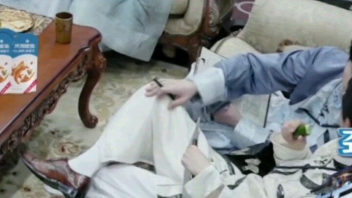 แวบแรกนึกว่าเสี่ยวเหอกำลังลูบเข่าตัวเอง คิดว่าก็ไม่มีอะไรผิดปกติ พอมองครั้งที่สอง…………？？？？