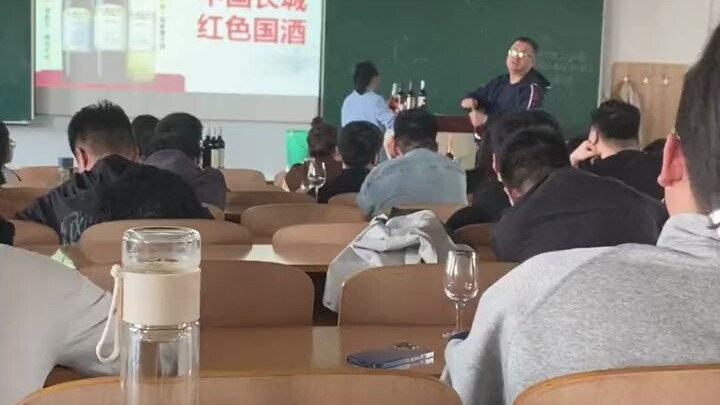 Trước giờ học: Em nghe thầy nói   Sau giờ học: Thầy ơi, để em nói cho thầy nghe!