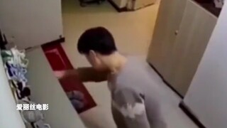جاء الرجل إلى الممر في الصباح الباكر وشم حذاء الفتاة ولعقه، حتى أن باطن الحذاء كان مغطى باللعاب.