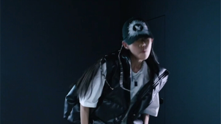 Without this long hair, I'd have thought she was a boy! #CoolGirl #StreetDanceGirl