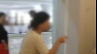 大妈白天跳广场舞，嫌店铺发光招牌晃眼，进店强行关闭并用铁链锁门，“大家谅解一下 我们都是老年人”#广场舞 #广场舞大妈