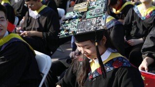 สาวน้อยบัณฑิตจากมหาวิทยาลัยซีเตี้ยนสวมหมวกบัณฑิตพร้อมแผงวงจรไฟฟ้า ติดเทรนด์บนโซเชียล!