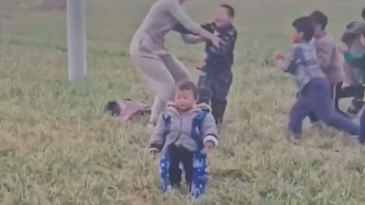 小姨跟孩子们打闹，杀疯了都，抓住一个按到地上咣咣两锤，网友：最小那个最无辜 "留守儿童 "小姨带娃记 "杀疯了