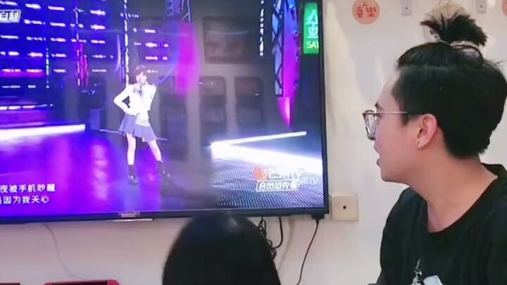 They say every husband has this exact reaction when they see Wang Xinling!