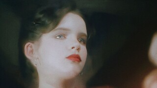 Eva được cho là 12 tuổi, trông có vẻ lạc lõng và cô đơn ‖ Lolita được chọn