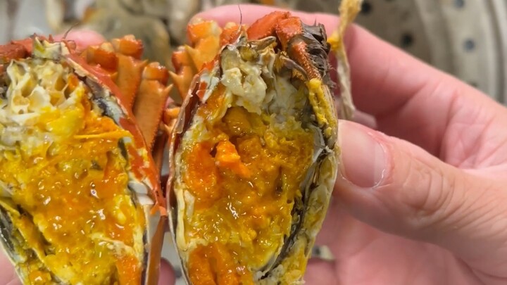 اليوم سأتحدث عن ثلاثة أشياء: الأسعار ستُخفض، السلطعون الذكر سيُطرح للبيع، ولا بد من ترتيب طبق السلطع