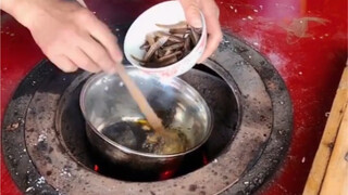 盲人母亲流泪做泥鳅饭