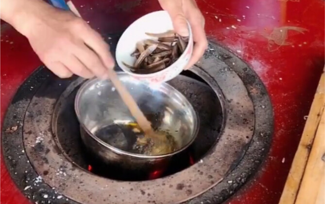 Người mẹ mù rơi nước mắt nấu cơm cá chạch