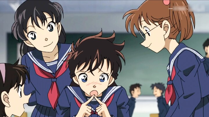 Kaitou Kidd ditemukan dan hampir dicurigai oleh Aoko. Apakah Petugas Nakamori mengetahui siapa Kidd?