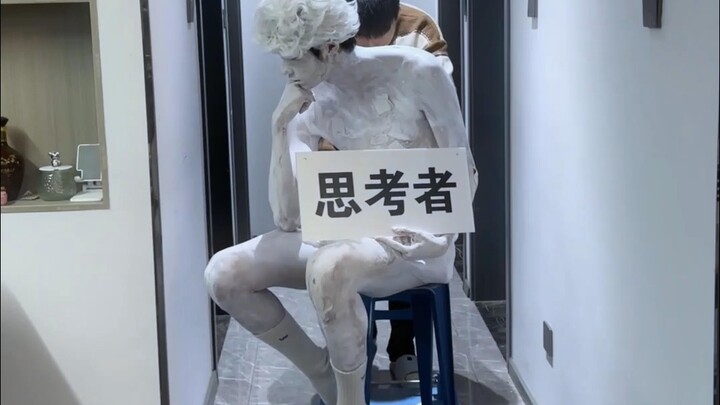 Khi không biết nói gì, con người đúng là chỉ biết cười thôi...