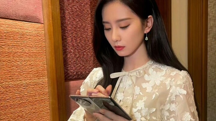 The Huawei MateX5 used by the heroines of the Legend of Sword and Fairy series