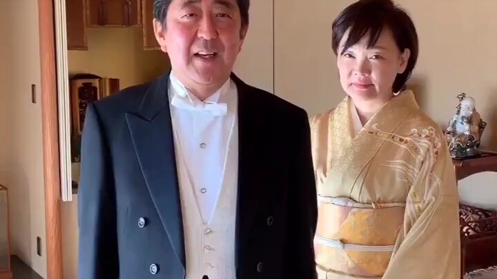 Abe mengucapkan Selamat Tahun Baru untukmu!