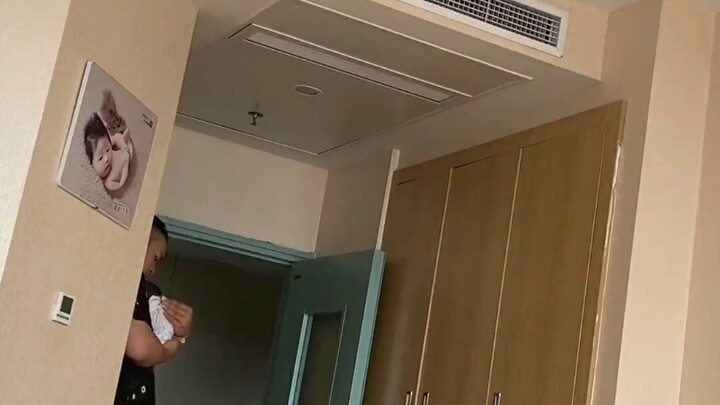 Pada hari ketiga setelah bayi lahir, sang ayah memangku dan membantu bayi bersendawa.