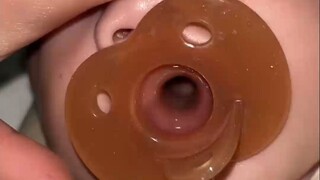 小宝宝吸安抚奶嘴也太好玩了吧！