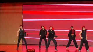 ชาว KPOP เข้ามาสิ! มาชมการแสดงเมดเล่ย์รอบสุดท้ายจากสมาคมเต้นรำของโรงเรียนของเรากัน! จุดไฟเผาทั้งร้าน