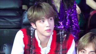 [BTS] Ketika ARMY berkata, "Kamu sangat tampan," reaksi kedua maknae tersebut adalah...