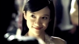 قبل أكثر من عشرين عامًا، ظهرت جانغ زيتاي في إعلان كوكا كولا، فبدت جريئة وعذبة في آن واحد.