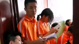 Một lớp tự học toán của trường, học sinh chọn giáo viên để nghe giảng, lớp của một giáo viên kia chậ