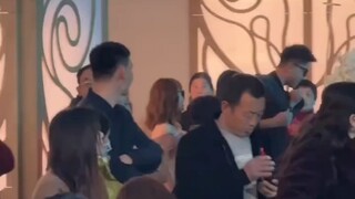 婚礼上弟弟给姐姐送戒指，人家秋雅结婚，你上蹿下跳，网友：该说不说这弟弟是真帅