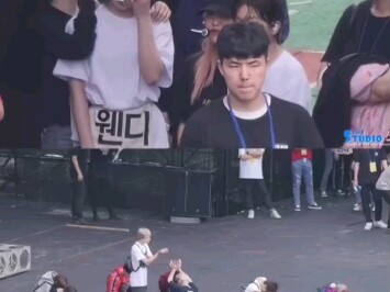 Hong Beibei is watching Seventeen’s rehearsal; from this angle, their rehearsal looks so neat!