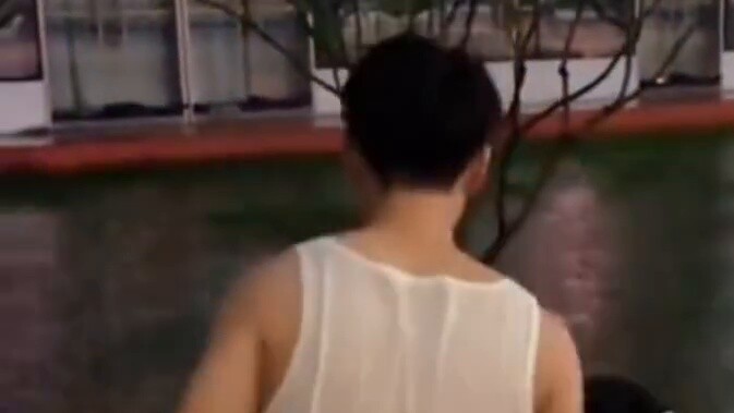 College students built a human bridge to pick up balls on a rainy day. Netizens said: It turns out t