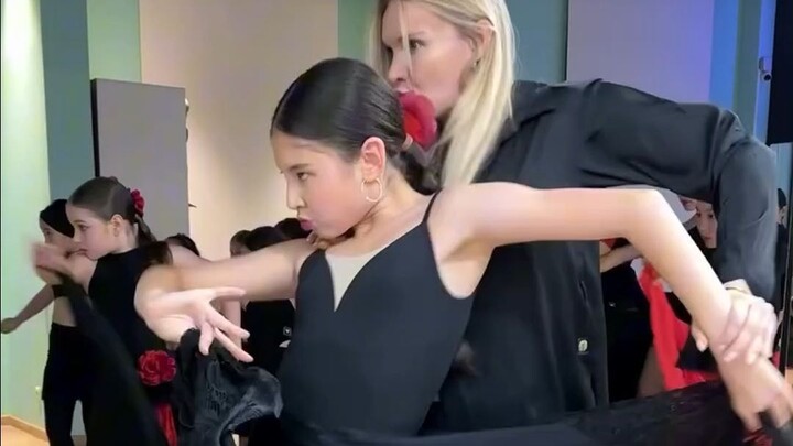 One video shows all the classic moves of the single bullfighting dance