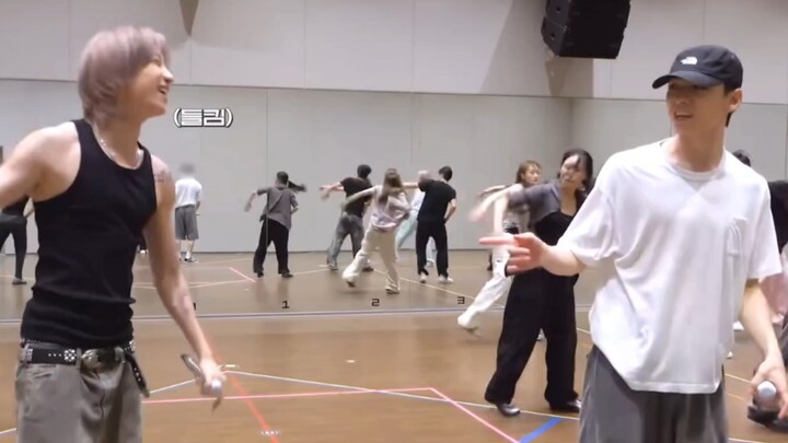 The two of them trusted each other so much that they both jumped at the wrong time, hahahaha!