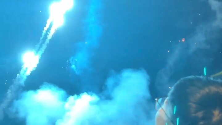 "Kesedihan tahun ini cukup sampai di sini saja, tahun depan pasti bersinar cemerlang!"