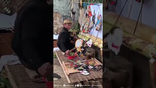 Senangnya Punya Teman Full Support! Momen Pria Nonton Temannya yang Lakukan Pertunjukan Wayang Kulit