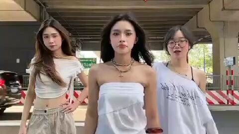 yang pakai baju pendek itu aku guys yang di depan Kk aku
