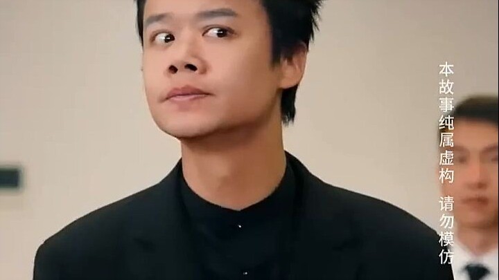 الرجل الخسيس يتبجّح لثوانٍ معدودة، ثم يُسقطه المدير دو بضربة واحدة على ركبتيه وهو يغني أغنية “قهر”..