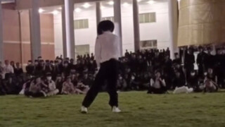 Apa yang terjadi dengan tarian MJ di halaman sekolah? (Tampak belakang)