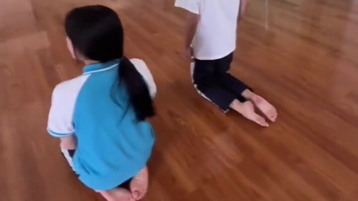 فتاة تتدرب على أساسيات الرقص