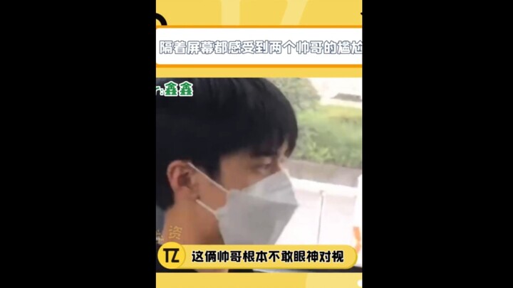 Không hiểu sao ghế xe buýt lại được thiết kế kiểu này, nhìn qua màn hình mà vẫn cảm nhận được sự ngạ